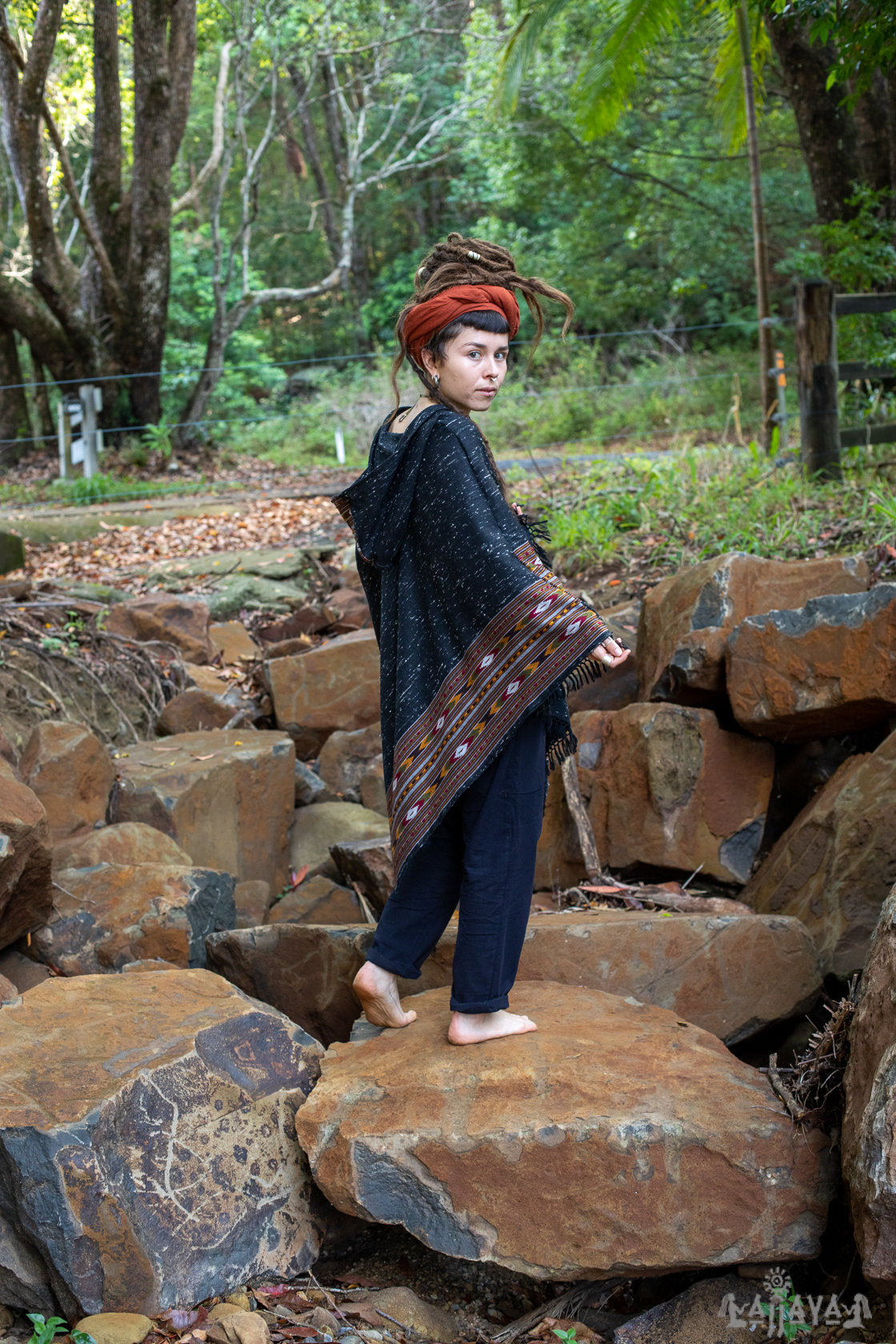 Poncho de lana con capucha NAMA para mujer, tejido a mano en negro y gris, capucha de Cachemira pura de primera calidad, bordado Zen, Festival gitano bohemio, celta azteca mexicana