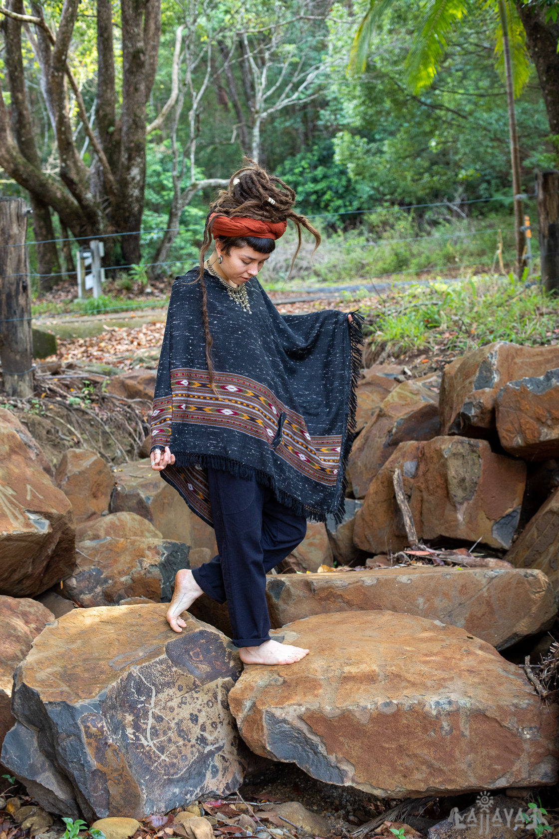 Poncho de lana con capucha NAMA para mujer, tejido a mano en negro y gris, capucha de Cachemira pura de primera calidad, bordado Zen, Festival gitano bohemio, celta azteca mexicana