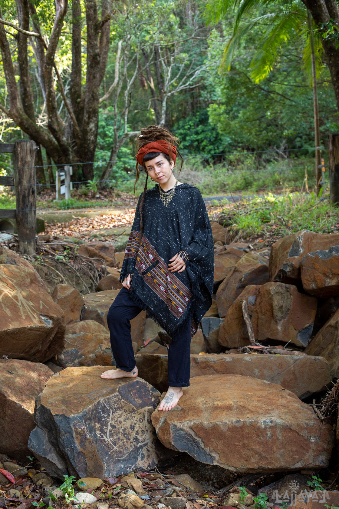 Poncho de lana con capucha NAMA para mujer, tejido a mano en negro y gris, capucha de Cachemira pura de primera calidad, bordado Zen, Festival gitano bohemio, celta azteca mexicana