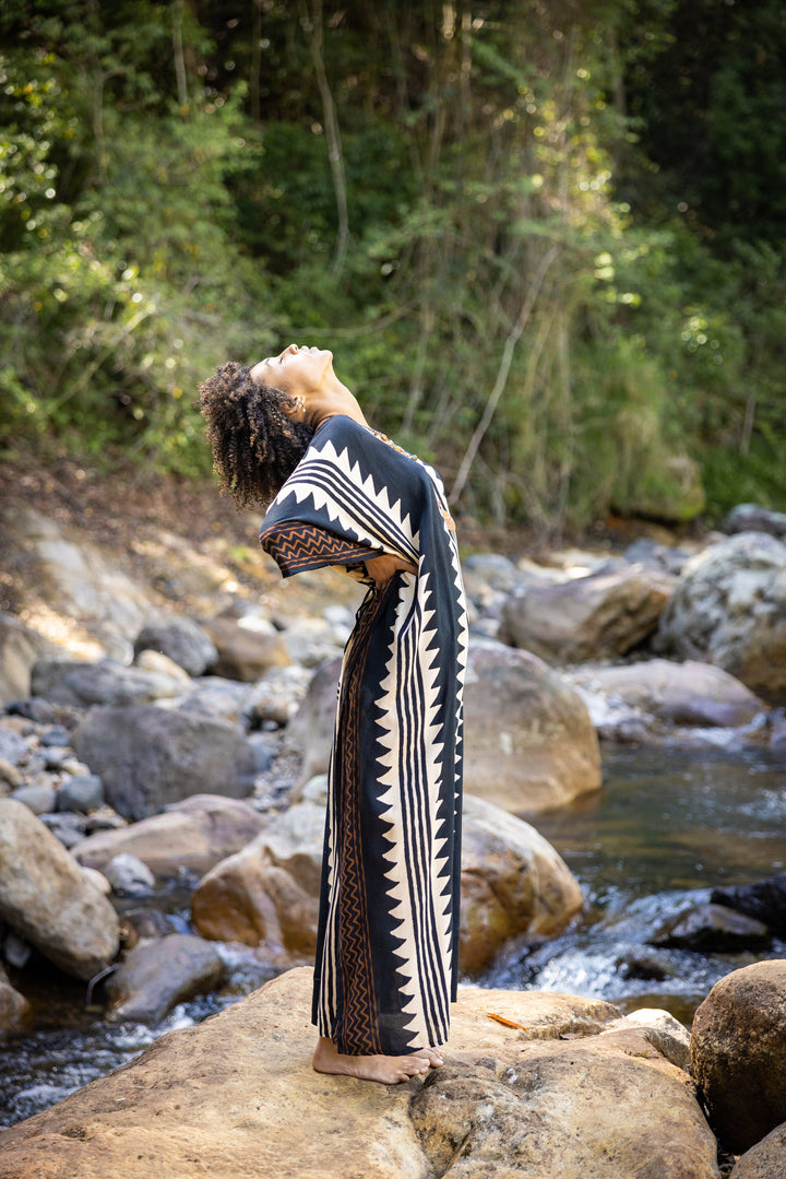 ELGA Caftan Maxi Robe Longue Doux Respirant Rayonne Tissu Tribal Noir Blanc Motifs Africains Boho Festival Elegant Chamanique AJJAYA